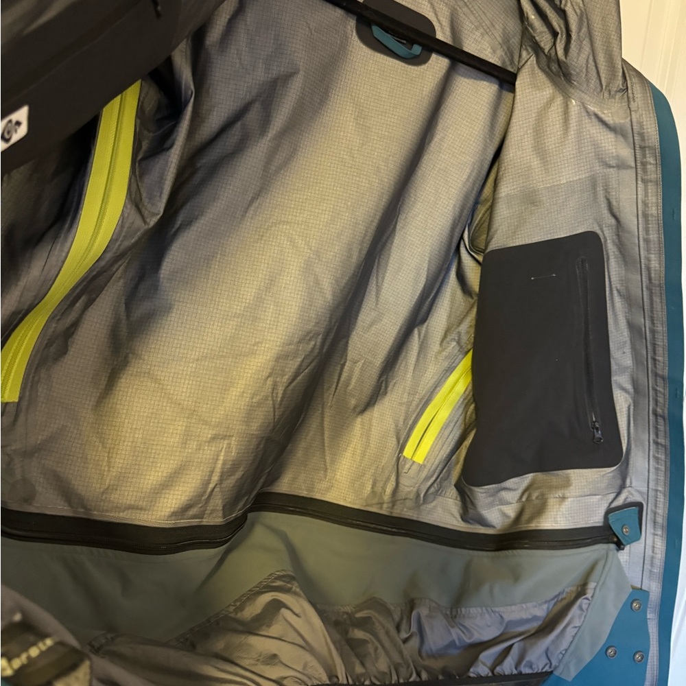 Sweet Protection green ski shell - Picture 5 of 6